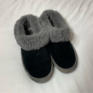 black ugg slippers